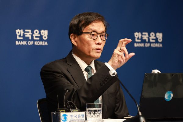 ▲ 이창용 한국은행 총재가 28일 한은 금융통화위원회(금통위) 이후 진행된 기자간담회에서 질문에 답변하고 있다. 사진=한국은행