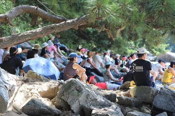 ▲ 지난 24일 인천시 옹진군 덕적면의 한 섬에서 열린 ‘섬사랑 바보대회’ 참가자들이 바다를 바라보고 있다. 사진=인천대학교