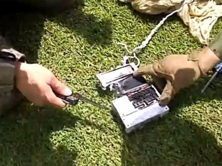 ▲ 북한이 오물풍선 살포 도발을 재개한 가운데 2일 군 폭발물처리반(EOD)가 충북 충주시에서 발견된 북, 대남 오물풍선에 대한 조치를 하고 있다. 사진=뉴시스