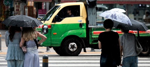▲ 서울 종로구 종로3가역 인근에 비가 쏟아지고 있다. 사진=뉴시스