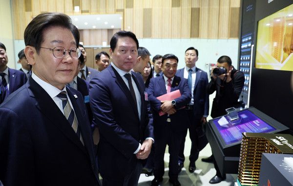 ▲ 이재명 대통령이 지난 6월 20일 울산전시컨벤션센터에서 열린 AI글로벌 협력 기업 간담회에서 AI제품 및 서비스 시연을 참관하고 있다. 사진=뉴시스