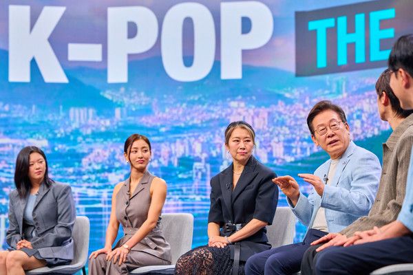▲ 이재명 대통령이 지난 20일 서울 서초구 아리랑국제방송에서 녹화방송 형태로 진행된 케이팝 더 넥스트 챕터(K-Pop:The Next Chapter)에서 출연진들과 K팝의 현재와 앞으로의 비전이라는 주제로 논의하고 있다. 사진=대통령실