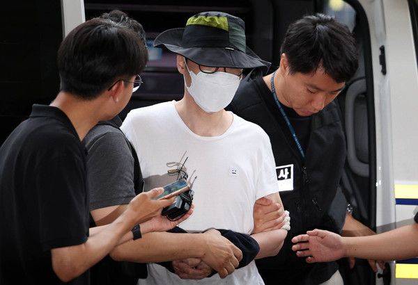 ▲ 서울 은평구 소재 아파트 단지에서 같은 아파트 주민에게 일본도를 휘둘러 살해한 30대 남성 백 모씨가 1일 서울 마포구 서울서부지법에서 열린 살인 혐의 영장실질심사(구속 전 피의자심문)에 출석하고 있다. 2024.08.01. 사진=뉴시스