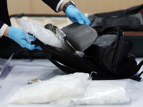 ▲ 21일 서울 마포구 서울경찰청 광역수사단에서 열린 해외 3개국 연계 나이지리아 마약 조직 등 적발 및 200억 원 상당의 필로폰 6.15kg 압수 브리핑에 앞서 서울경찰청 마약범죄수사대가 필로폰이 은닉된 가방과 밀입수된 필로폰을 공개하고 있다. 사진=뉴시스