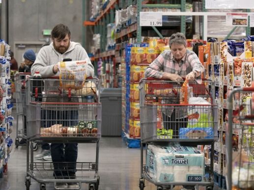 ▲ 미 캘리포니아주 포스터시티의 한 슈퍼마켓에서 주민들이 물건을 사고 있다. 사진=뉴시스