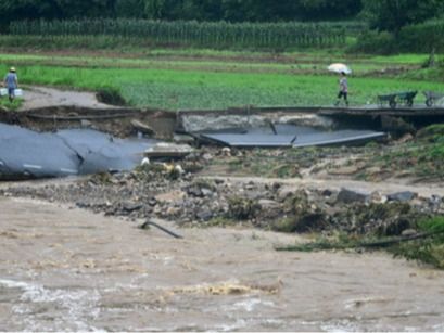 ▲ 경북 예천군 생천리 한 도로가 집중호우로 인해 유실돼 있다. 사진=뉴시스