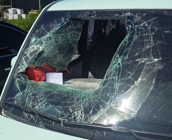 ▲ 지난달 28일 울산 북구 한 병원 주차장에서 30대 남성이 20대 여성에게 흉기를 휘둘러 다치게 한 사건이 발생했다. 사진은 피의자가 탑승한 차량 유리를 시민들이 깬 모습. 사진=뉴시스