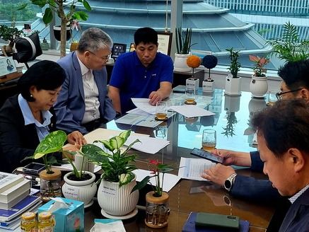 ▲&nbsp;정윤경 경기도의회 부의장이 장애인정보화협회 관계자와 간담회를 진행했다. 사진=경기도의회