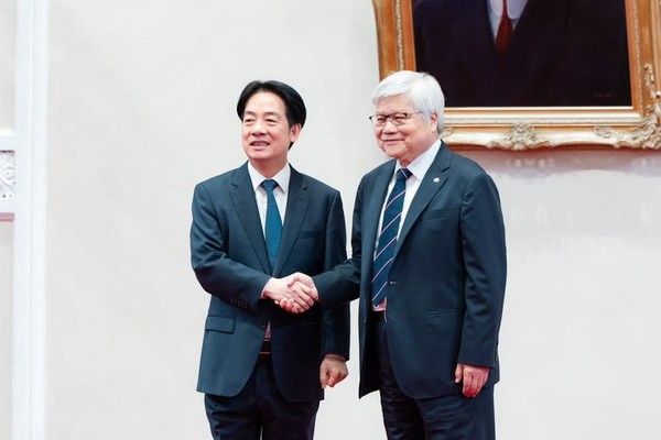 ▲ 미국과 관세 협상을 진행 중인 대만이 한국과 일본의 사례를 토대로 4000억달러(약 554조원) 규모의 대미 투자를 검토 중인 것으로 전해졌다.사진은 지난 3월 6일 라이칭더 대만 총통과 웨이저자 TSMC 회장이 공동 기자회견에서 악수하는 모습. 사진=뉴시스