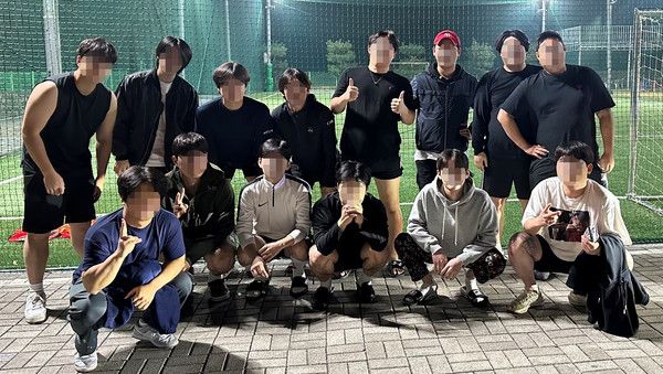 ▲ 불법 콜센터를 차리고 가짜 비상장 주식 거래 사이트를 개설해 피싱 범죄를 저지른 조직원들이 단합대회를 연 모습. 사진=서울경찰청