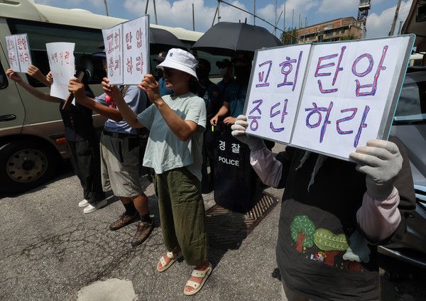 ▲ 경찰이 서부지법 폭력 난동 사태와 관련해 전광훈 목사에 대한 압수수색에 들어간 5일 오전 서울 성북구 사랑제일교회 앞에서 신도들이 항의 피켓을 들고 있다. 사진=뉴시스
