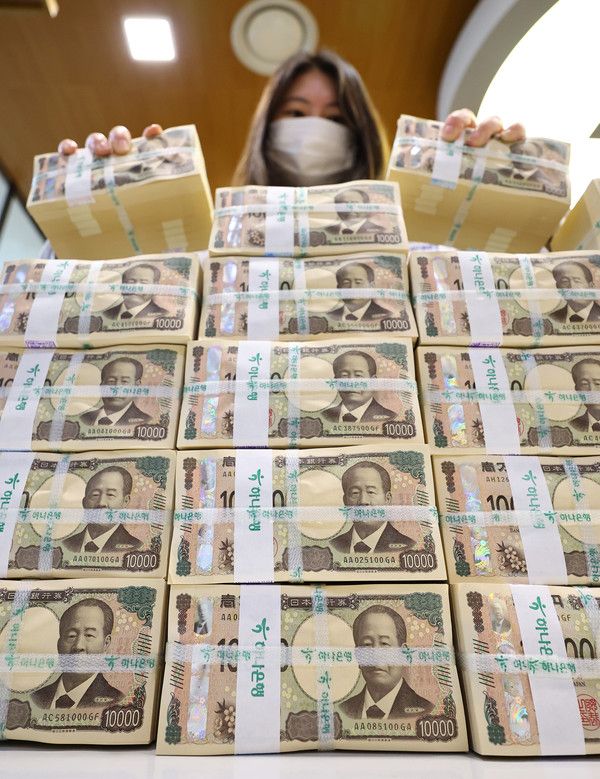 ▲ 서울 중구 하나은행 위변조대응센터에서 직원이 엔화를 정리하고 있다. 사진=뉴시스