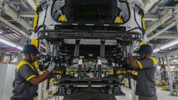 ▲ 4일 인도 남부 타밀나두주 투투쿠디 빈패스트 전기차 공장에서 직원들이 자동차를 조립하고 있다. 사진=뉴시스