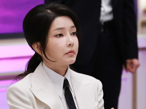 ▲ 윤석열 대통령 부인 김건희 여사가 9월 13일 청와대 영빈관에서 열린 '2024 파리 패럴림픽 선수단 격려 오찬'에서 윤 대통령의 격려사를 경청 후 박수치고 있다. 사진=뉴시스