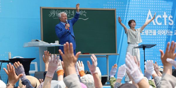 ▲ 전광훈 사랑제일교회 목사가 지난 6월 1일 서울 종로구 신문로 시의회 인근에서 열린 전국 주일 연합 예배에서 설교를 하고 있다. 사진=뉴시스