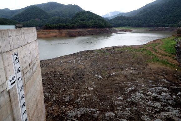 ▲ 극심한 가뭄으로 인해 26일 강원 강릉시 성산면 오봉저수지가 바닥을 드러내고 있다. 사진=뉴시스