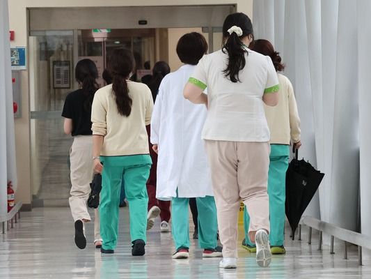 ▲ 20일 서울 시내 대학병원에서 간호사들이 이동하고 있다. 오랜 진통 끝에 제정된 간호법이 오는 21일 시행된다. 간호법은 간호사와 전문간호사, 간호조무사의 자격과 업무, 권리, 처우 개선 등에 대한 내용을 담고 있다. 사진=뉴시스