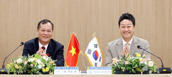 ▲ 김진경 경기도의회 의장과&nbsp;레 꾸옥 찐 닌빈성 인민의회 의장. 사진=경기도의