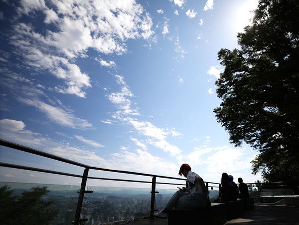 ▲ 서울 중구 남산팔각정에서 바라본 맑은 하늘. 사진=뉴시스