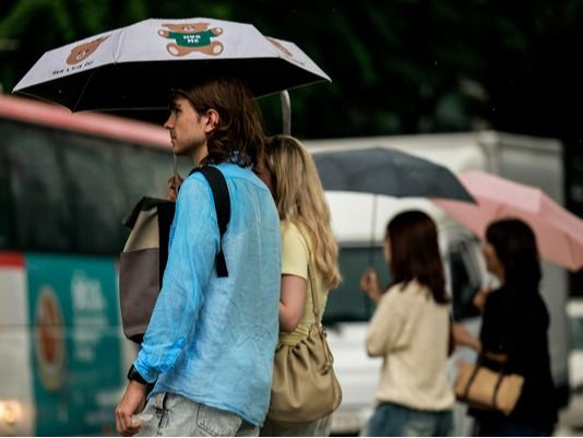 ▲ 서울 중구 청계천 일대에서 우산을 쓴 여행객이 이동하고 있다. 사진=뉴시스