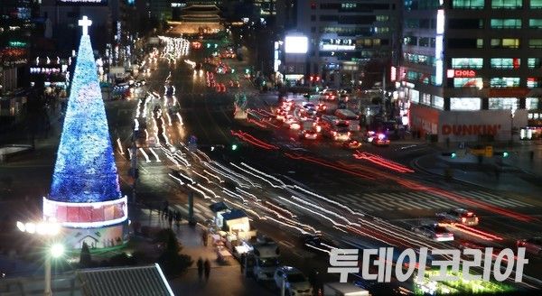 ▲ 서울 도심에 차가 지나가고 있다. 사진=투데이코리아