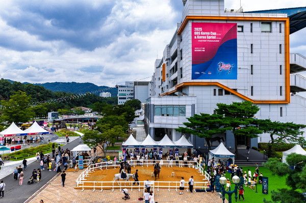 ▲ 렛츠런파크 서울에서 열리는 ‘별밤마(馬)중 페스티벌’ 현장 전경. 사진=한국마사회