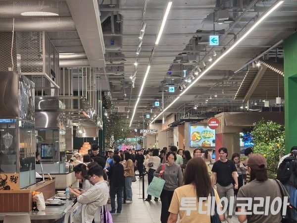 ▲ 서울 시내 한 백화점 내 푸드 코너에 사람들의 발걸음이 이어지고 있는 모습. 사진=투데이코리아