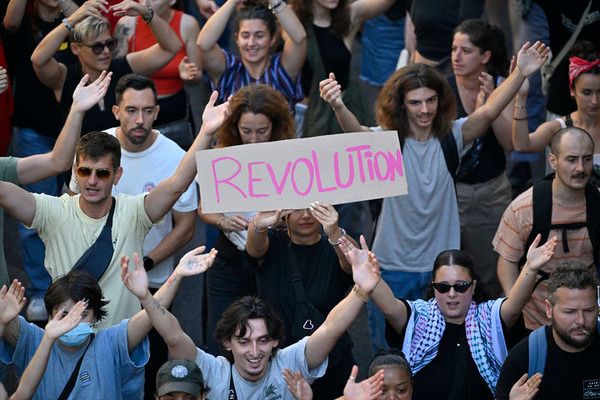 ▲ 10일(현지 시간) 프랑스 마르세유에서 국가 마비 운동인 '모든 것을 막아라'(Block Everything) 시위대가 '혁명'이라고 쓰인 손팻말을 들고 있다. 이날 프랑스 전역에서 정부의 긴축 정책에 항의하는 반정부 시위가 열렸다. 사진=AP/뉴시스