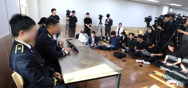 ▲ 갯벌에 고립된 노인을 혼자 구하려다 숨진 고(故) 이재석 경사 팀원들인 인천해양경찰서 영흥파출소 직원들이 15일 오전 이 경사 발인을 앞두고 인천 동구의 한 장례식장에서 기자회견을 하고 있다. 사진=뉴시스