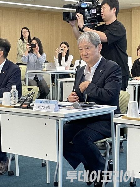 ▲ 지난 11일 서울 역삼동 네이버스퀘어에서 진행된 ‘빅테크 기업 CEO 간담회’에서 이찬진 금감원장이 모두발언을 준비하고 있다. 사진=투데이코리아