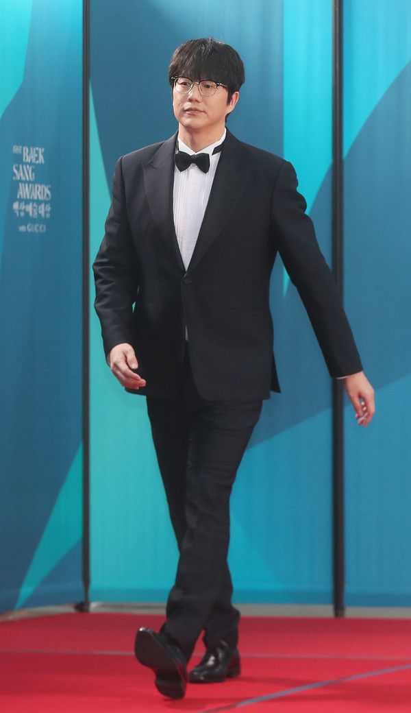 ▲ 가수 성시경이 지난 5월 5일 오후 서울 강남구 코엑스에서 열린 제61회 백상예술대상 시상식에서 포즈를 취하고 있다. 사진=뉴시스