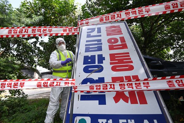 ▲ 경기도 평택시 안중읍 한 양돈농장에서 아프리카돼지열병(ASF)이 발생해 방역 당국 관계자들이 출입을 통제하고 있다. 사진=뉴시스