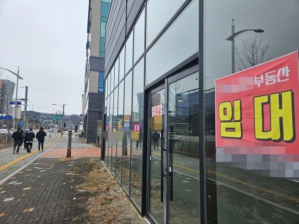 ▲ 지난 3월 충북혁신도시 내 빈 상가 건물 1층에 임대 문의 현수막이 붙어 있다. 사진=뉴시스