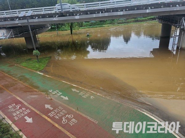 ▲ 17일 서울 대치동 인근에 30㎜ 이상의 강수량이 기록되면서 양재천 둔치 산책로와 자전거도로 일부 구간이 물에 잠겼다. 사진=투데이코리아