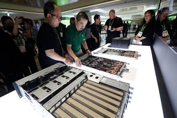 ▲ 지난 5월 21일 대만 타이베이에서 열린 컴퓨텍스 2025 전시회에서 엔비디아 직원들이 HGX 플랫폼을 미디어에 공개하고 있다. 사진=뉴시스