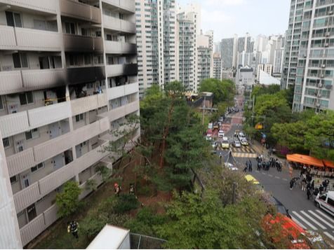 ▲ 21일 서울 관악구 봉천동의 한 아파트에서 화재가 발생해 소방대원 및 경찰들이 현장 감식을 하고 있다. 사진=뉴시스