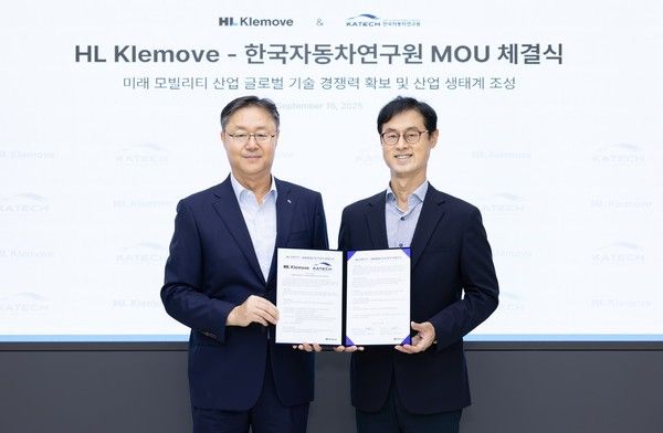 ▲ 윤팔주 HL클레무브 사장(왼쪽)과 진종욱 한국자동차연구원 원장(오른쪽)이 협약식에서 기념 촬영을 하고 있다. 사진=HL클레무브