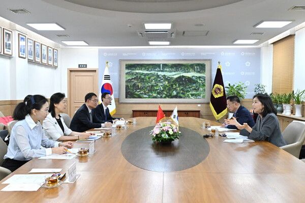 ▲ 15일 베이징시인대 대표단과 면담 중인 최호정 서울시의회 의장(우측 앞쪽). 사진=서울시의회