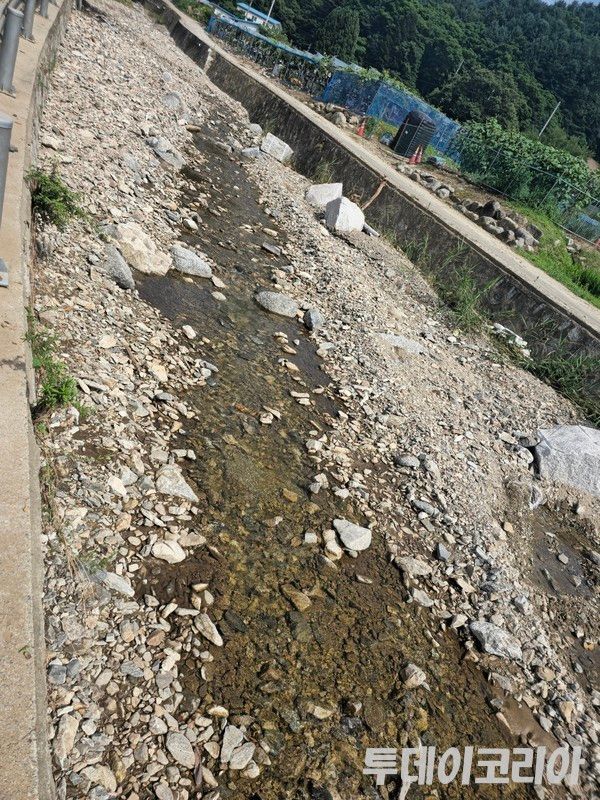 ▲ 오랜 가뭄으로 인해 계곡물이 줄어 바닥이 드러났다. 사진=투데이코리아