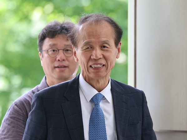 ▲ 최문순 전 강원도지사가 22일 오전 서울 서초구 서울중앙지방법원에서 열린 '알펜시아 입찰담합' 의혹 관련 1차 공판에 출석하고 있다. (공동취재) 사진=뉴시스