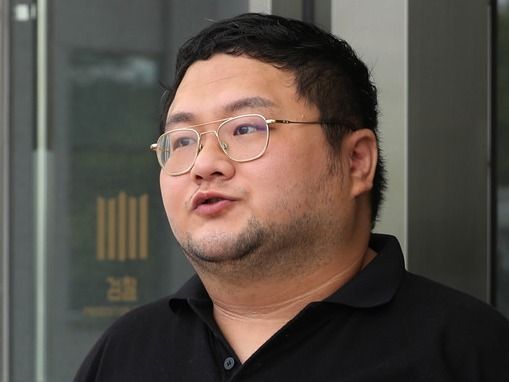 ▲ 인기 먹방 유튜버 쯔양을 협박해 돈을 갈취한 혐의를 받는 유튜버 구제역(이준희)이 구속 전 피의자 심문(영장실질심사)을 받기 위해 지난해 7월 26일 경기도 수원시 영통구 수원지방검찰청에 출석하고 있다. 사진=뉴시스