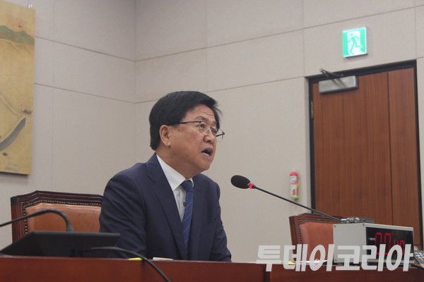 ▲ 최교진 사회부총리 겸 교육부 장관 후보자가 2일 서울 여의도 국회 교육위원회에서 열린 인사청문회에서 발언하고 있다. 사진=투데이코리아