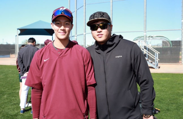 ▲ 키움 히어로즈 투수 안우진(왼쪽)과 한화 이글수 투수 류현진. 류현진재단 제공