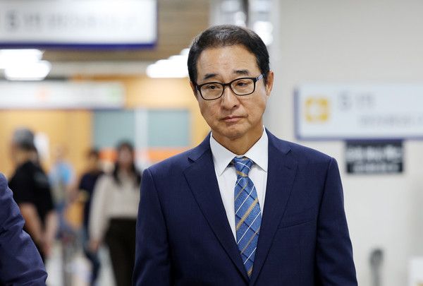 ▲ 이성만 전 의원이 19일 오후 서울 서초구 서울고등법원에서 열린 ‘민주당 돈봉투 수수 혐의’ 항소심 선고기일에 출석하고 있다. 사진=뉴시스