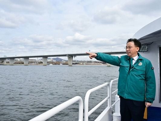 ▲ 김재진 서울시의회 의원이 한강버스에 탑승해 주변을 살펴보고 있다. 사진=서울시의회