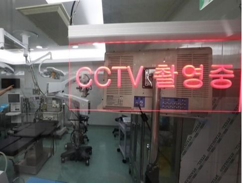 ▲ 수술실 폐쇄회로 (CC)TV 설치를 의무화하는 내용의 의료법 개정안이 국회 복지위 법안소위에서 통과된 23일 오후 경기도 수원시 장안구 경기도의료원 수원병원 수술실에서 병원관계자들이 CCTV를 점검하고 있는 모습. 사진제공=뉴시스