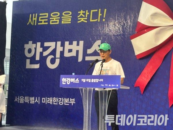 ▲ 오세훈 서울시장이 ‘한강버스’의 공식 출항을 하루 앞둔 지난 17일 서울 여의도 선착장에서 열린 취항식에서 축사를 전하고 있다. 사진=투데이리아