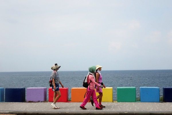 ▲ 제주시 도두동 무지개해안도로를 찾은 관광객들이 즐거운 시간을 보내고 있다. 사진=뉴시스
