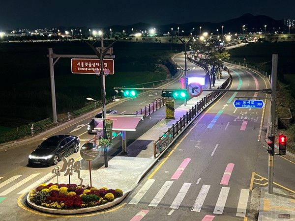 ▲ 안전 펜스 교체 및 야간 경관 조명 설치가 완료된 갯골생태공원 진입로 전경. 사진=경기도의회