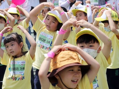 ▲&nbsp; '출산 장려 및 2030부산세계박람회 유치 기원 남구 국공립어린이집 피크닉 걷기대회'가 열린 24일 부산 남구 부산환경공단 남부사업소에서 어린이들이 율동을 배우고 있다. 이날 행사에는 남구 국공립 어린이집 18곳의 원생과 부모, 교사 등 800여 명이 참가했다. 사진=뉴시스